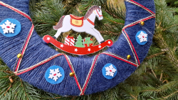 Věnec vánoční s koníkem